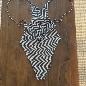 Dos Gardenias - Brown and White Zigzag One Piece